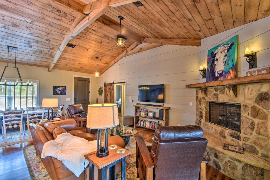 Cork and Creek Cottage with Mtn and Pasture Views! photo 3