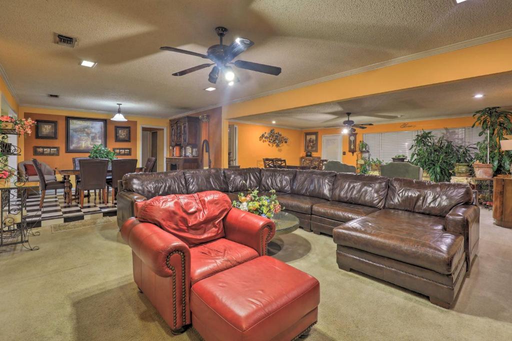 Spacious Home with Deck about 2 Mi to Lake Arlington! photo 4