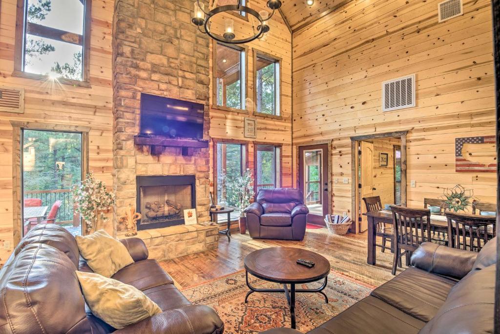 Lux Cabin with Hot Tub 13mins to Broken Bow Lake photo 3
