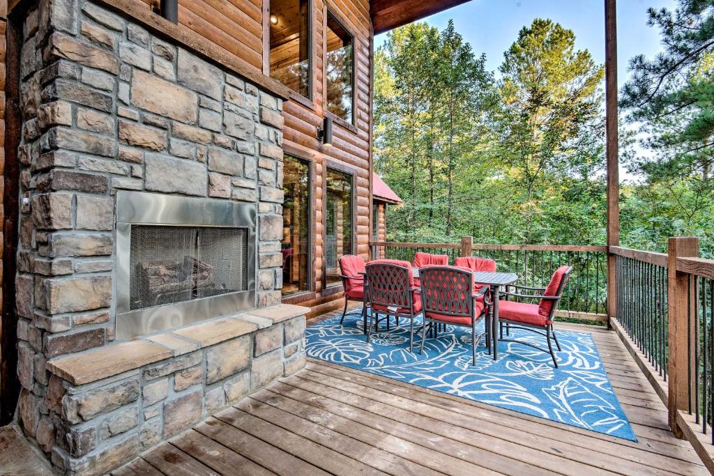Lux Cabin with Hot Tub 13mins to Broken Bow Lake photo 1