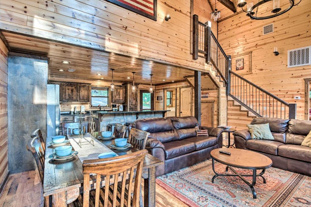 Lux Cabin with Hot Tub 13mins to Broken Bow Lake photo 4