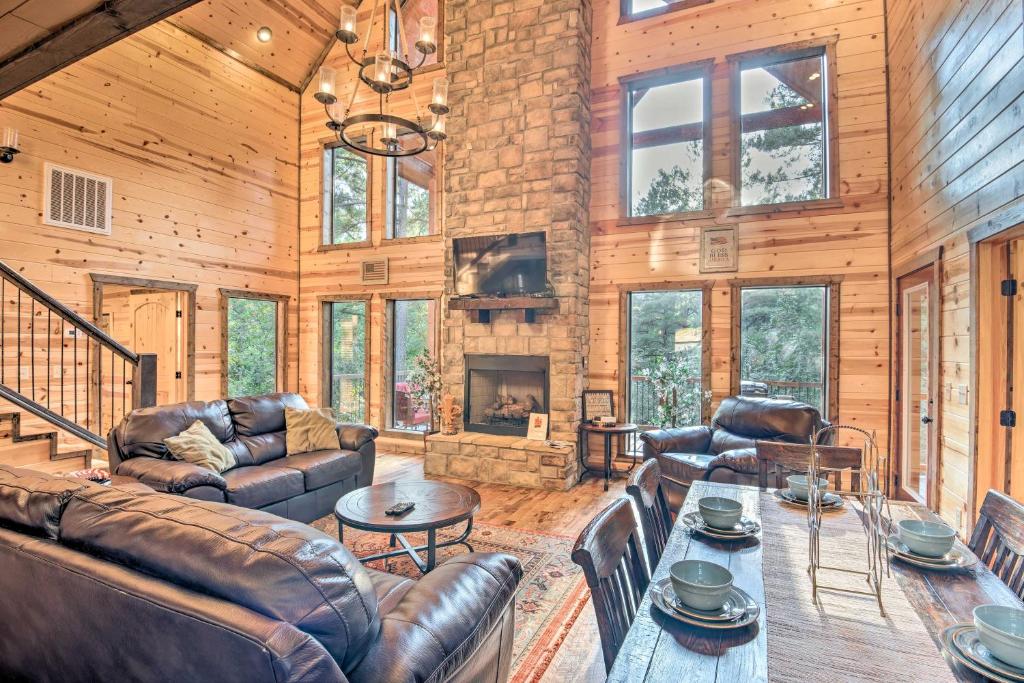 Lux Cabin with Hot Tub 13mins to Broken Bow Lake photo 2