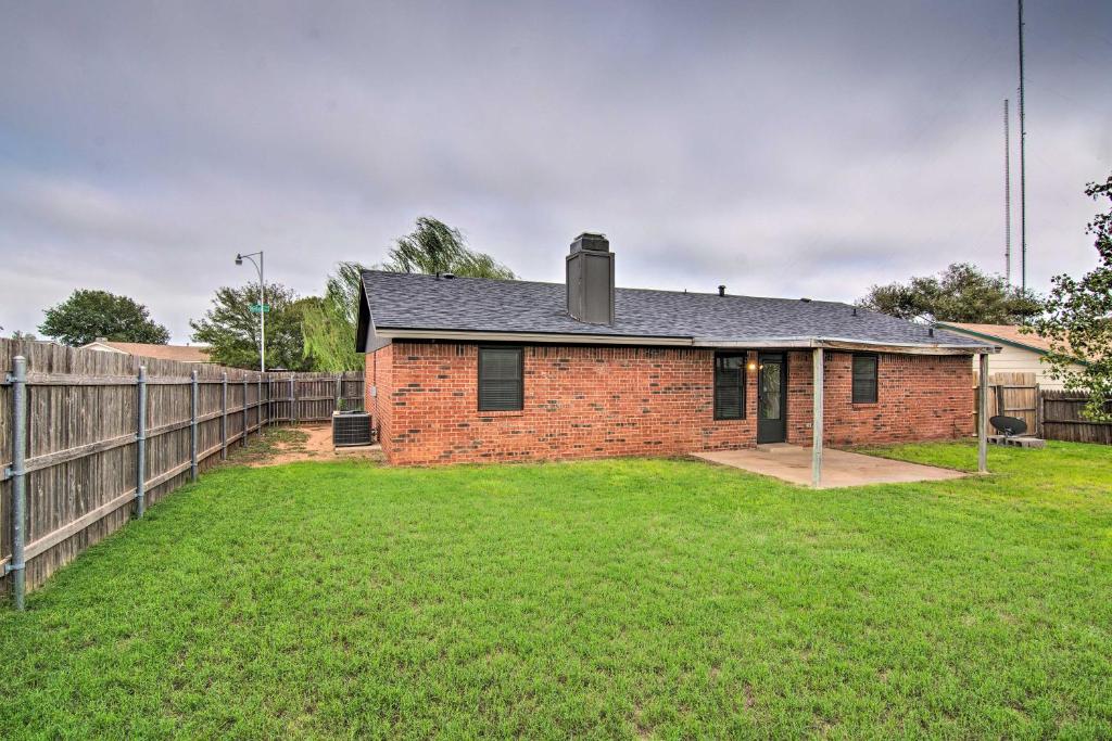 Lubbock Home with Backyard - 6 Mi to Texas Tech photo 2