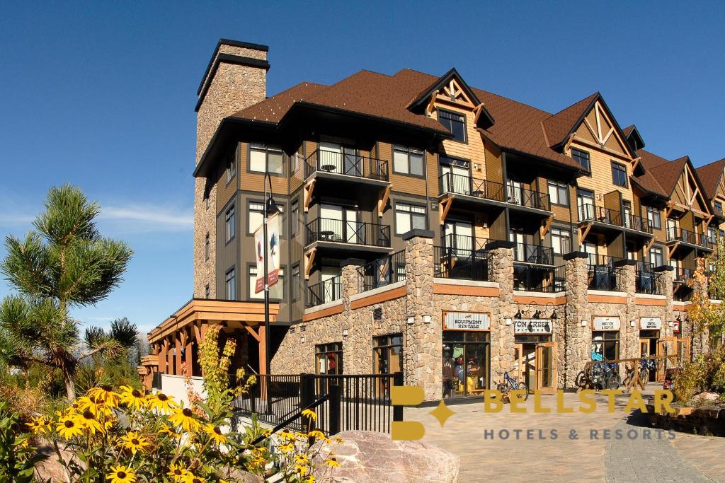 Glacier Mountaineer Lodge photo 4