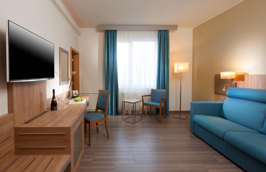 Сьюит (Представительский люкс с кроватью размера «king-size»), Отель Holiday Inn Prague Congress Centre