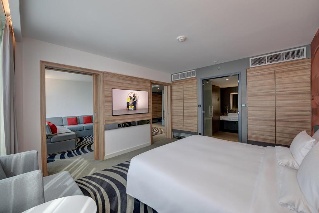 Сьюит (Представительский люкс с видом на лагуну), Отель Novotel Sharjah Expo Centre