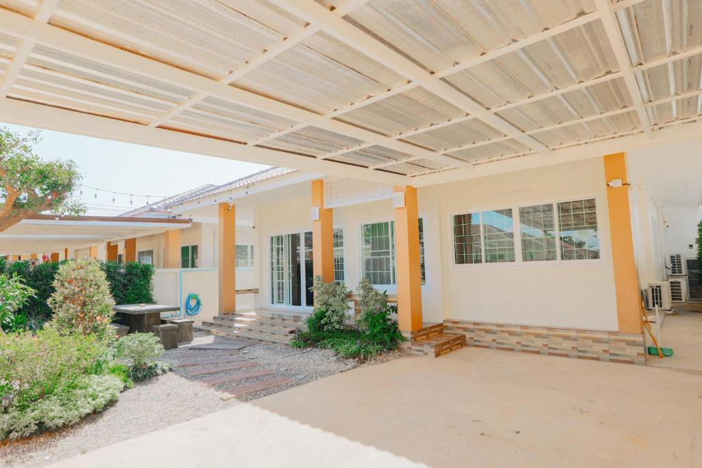 Glass House, Mountain View, Near Airport-City