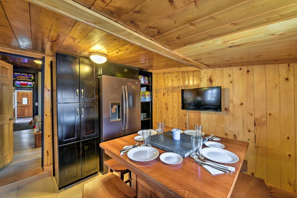 Downtown Salida Cottage with Fireplace and Yard! photo 2