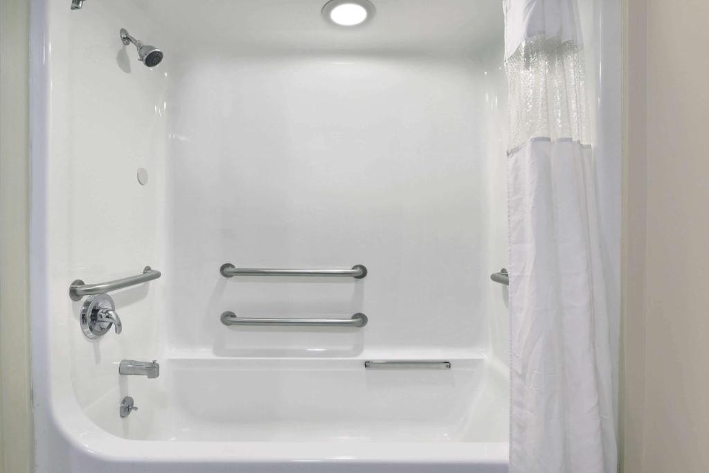 Howard Johnson by Wyndham Allentown/Dorney Hotel & Suites photo 3