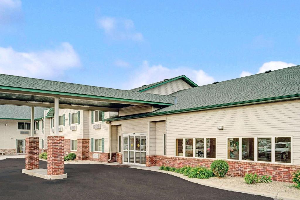 Super 8 by Wyndham Rogers Minnesota image