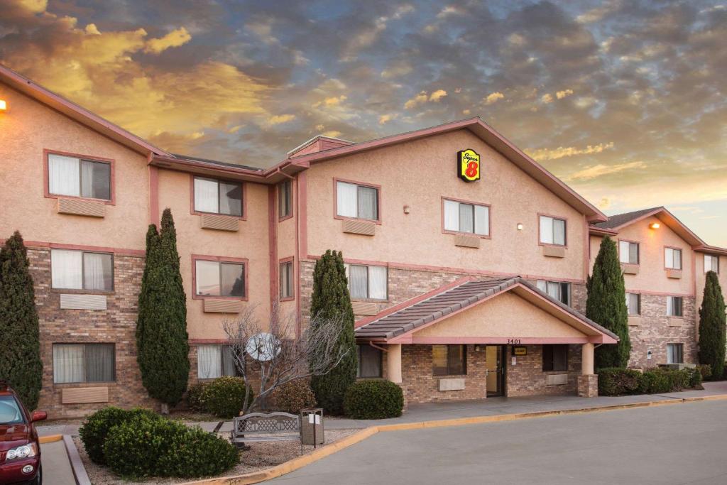Super 8 by Wyndham Kingman image