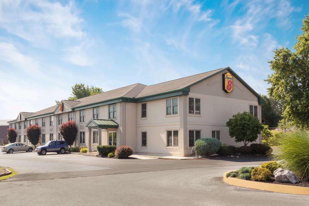 Super 8 by Wyndham Harrisburg Hershey West photo 3
