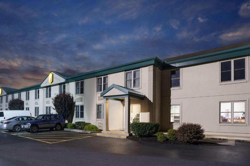 Super 8 by Wyndham Harrisburg Hershey West photo 1