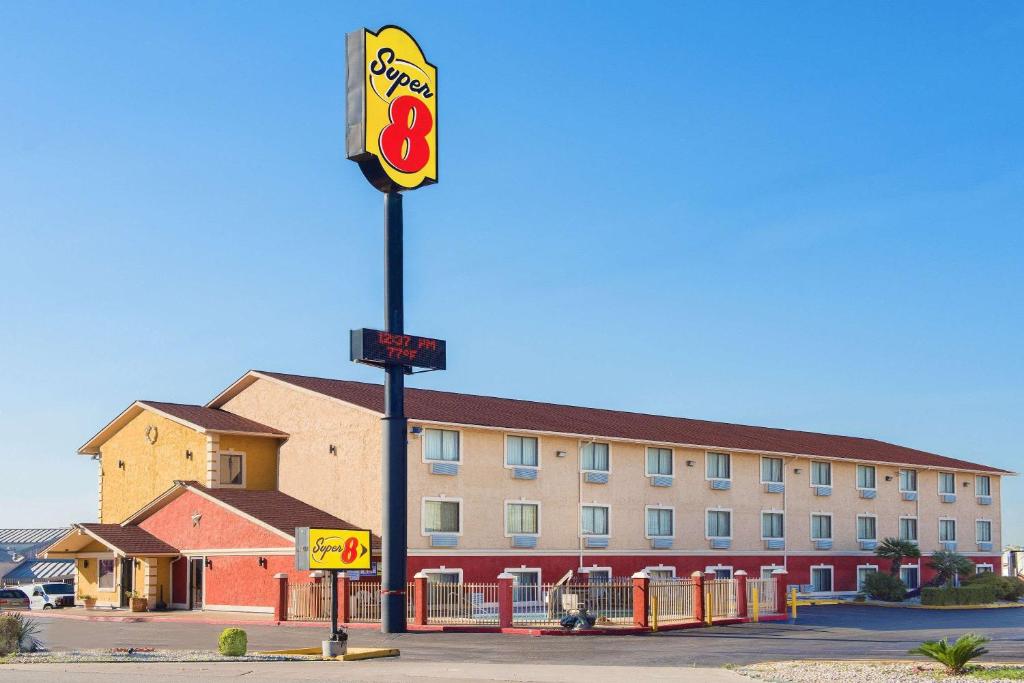 Super 8 by Wyndham San Antonio/I-35 North image