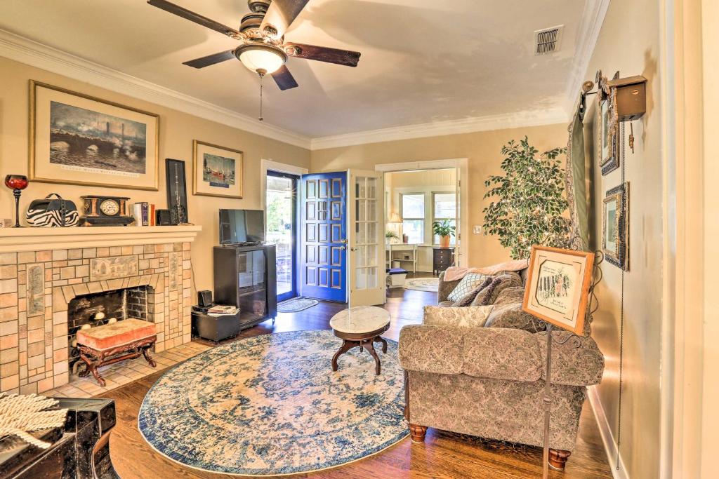 Ornate Cottage with Sunroom - Near MSU and Water Park! photo 2