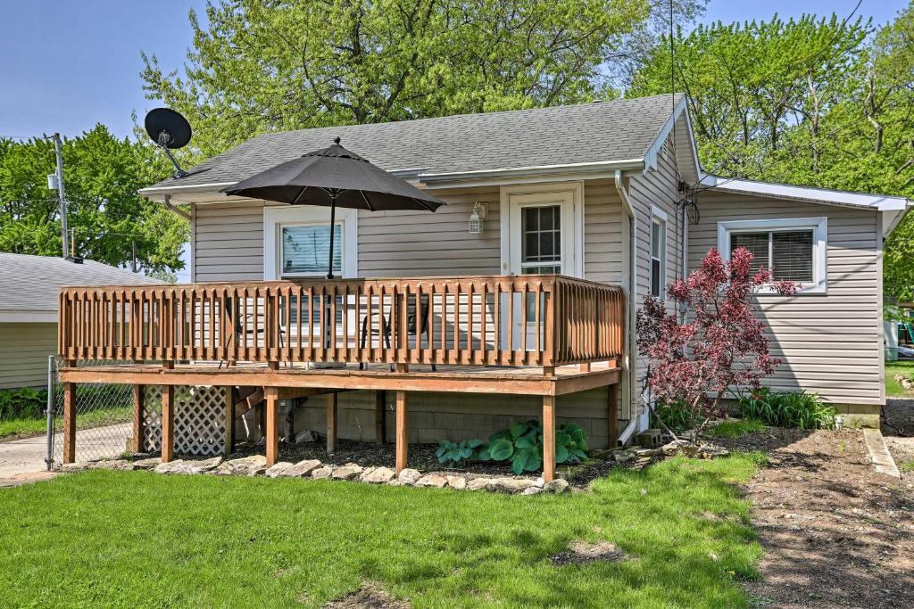 Home with Lake-View Deck by Camp Perry and Magee Marsh