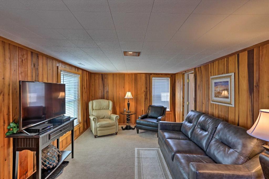Home with Lake-View Deck by Camp Perry and Magee Marsh photo 1