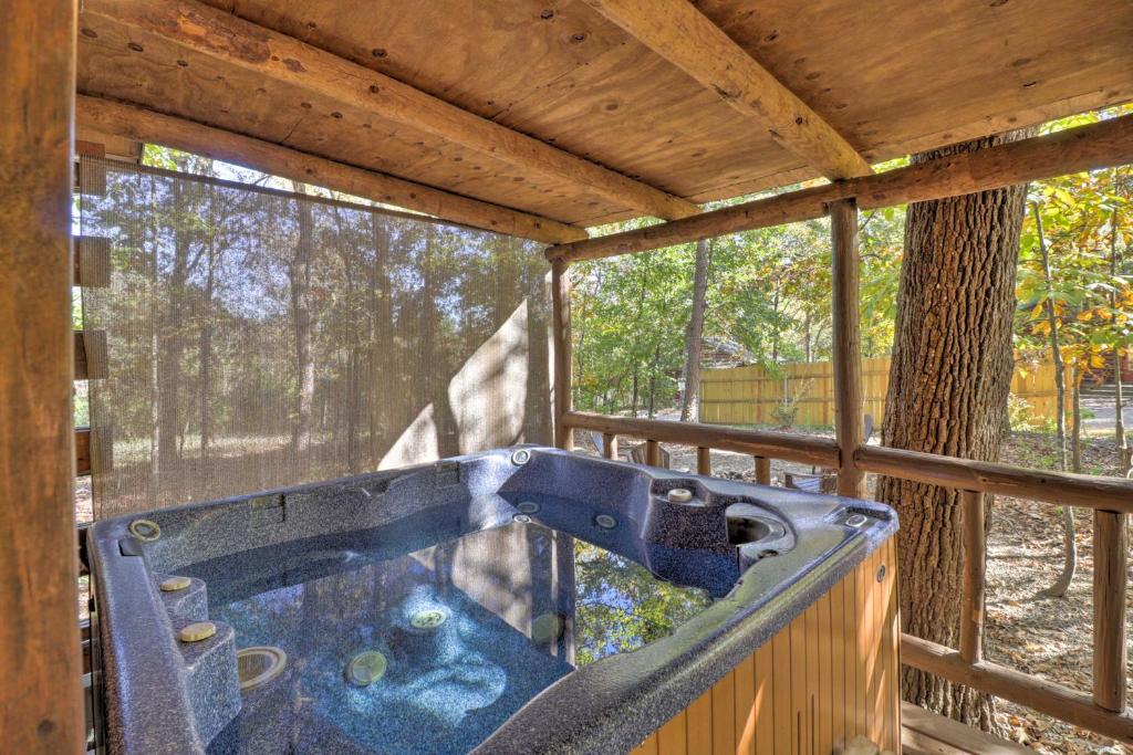 Broken Bow Cabin with Hot Tub and BBQ - 4 Mi to Lake!