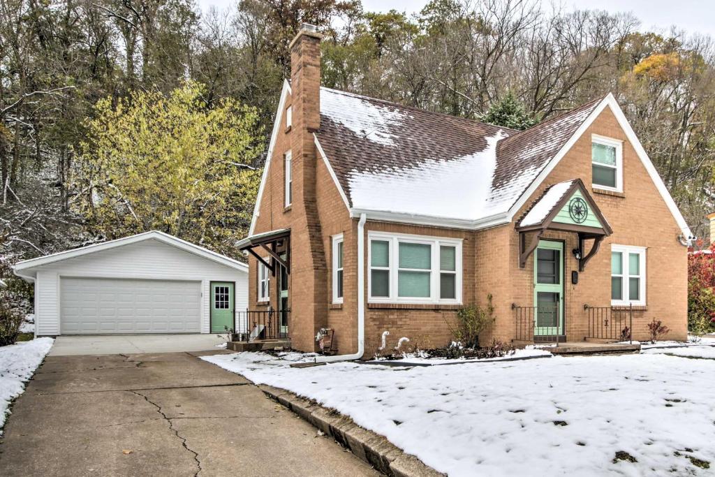 Renovated Historic Home Less Than 1 Mile to Eagle Point! photo 2
