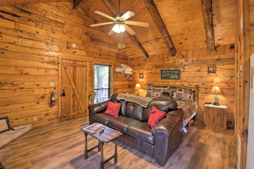 Broken Bow Cabin with Hot Tub and BBQ - 4 Mi to Lake! photo 3