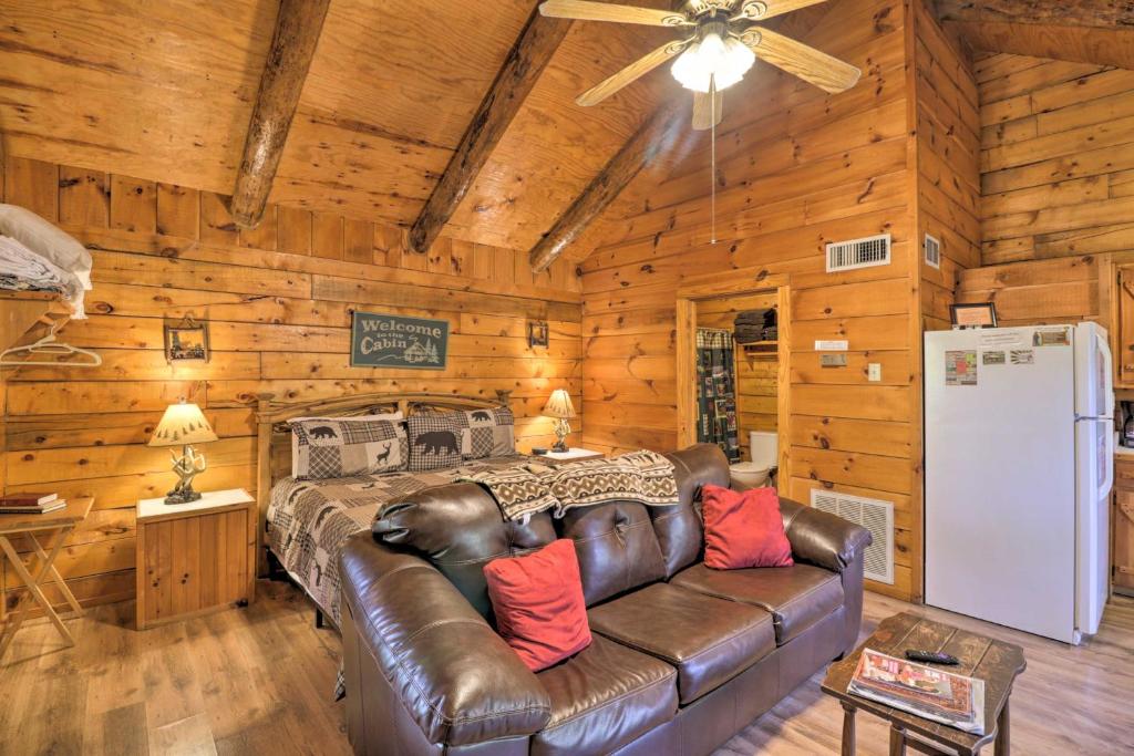 Broken Bow Cabin with Hot Tub and BBQ - 4 Mi to Lake! photo 2