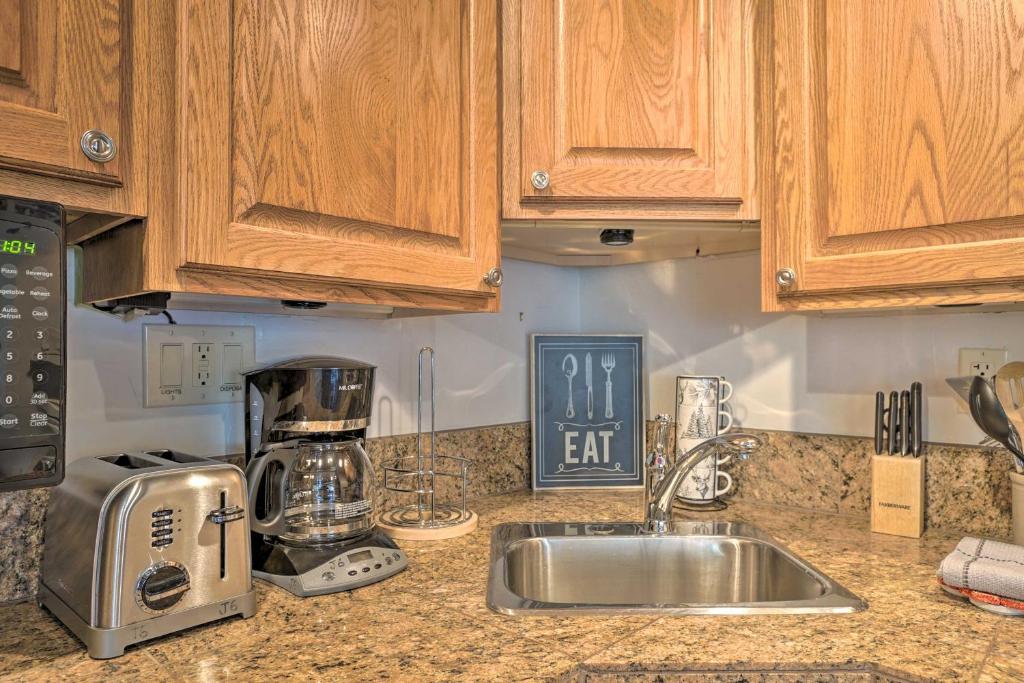 Ski Lovers Studio with Easy Pool and Hot Tub Access! photo 4