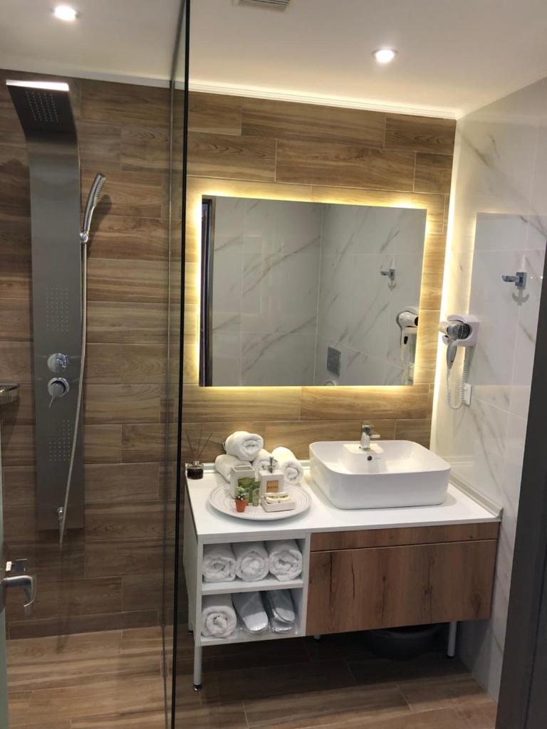 Lakones Deluxe Suites photo 4