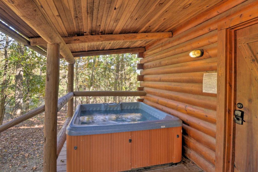 Peaceful Cabin 4 Mi to Broken Bow Lake with Hot Tub!