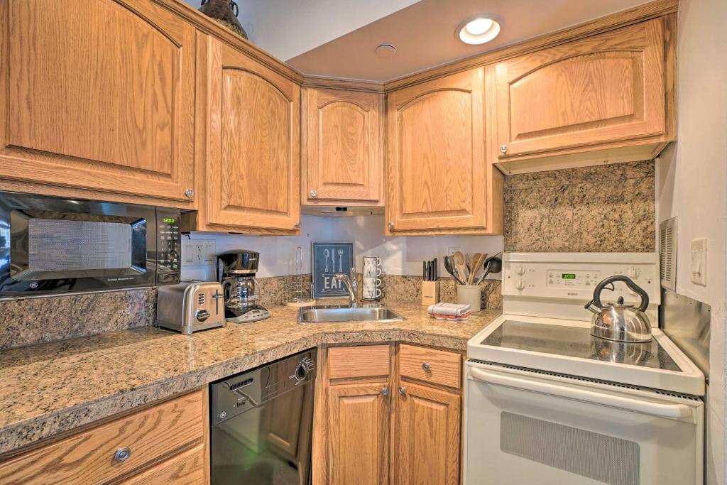 Ski Lovers Studio with Easy Pool and Hot Tub Access! photo 3