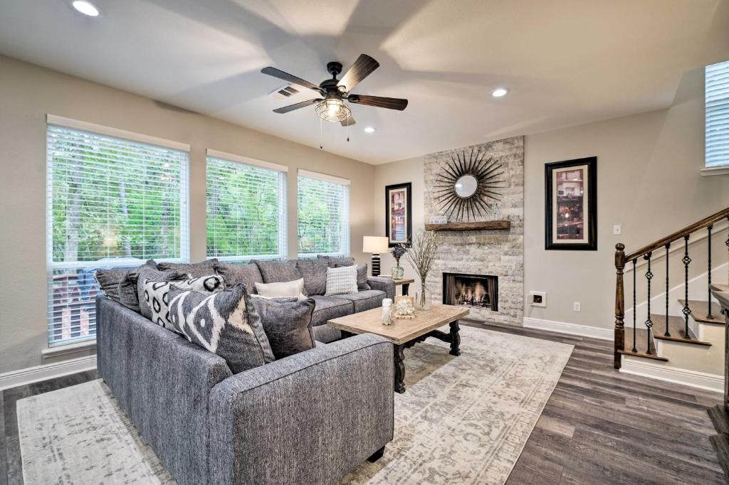 Modern Montgomery Home with Backyard, Deck, and Grill! photo 4