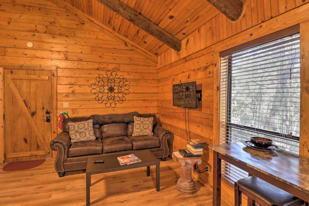 Peaceful Cabin 4 Mi to Broken Bow Lake with Hot Tub! photo 2