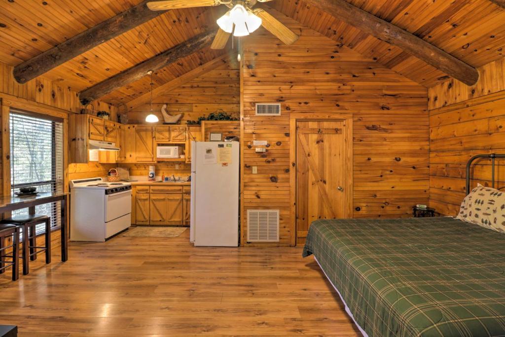 Peaceful Cabin 4 Mi to Broken Bow Lake with Hot Tub! photo 4