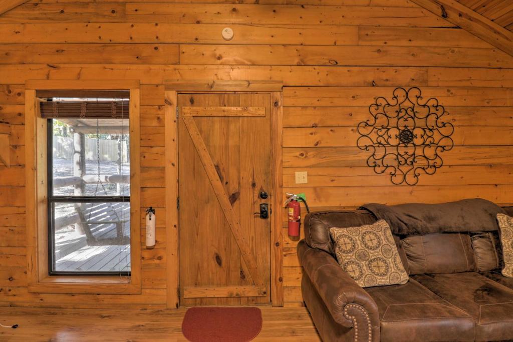 Peaceful Cabin 4 Mi to Broken Bow Lake with Hot Tub! photo 3