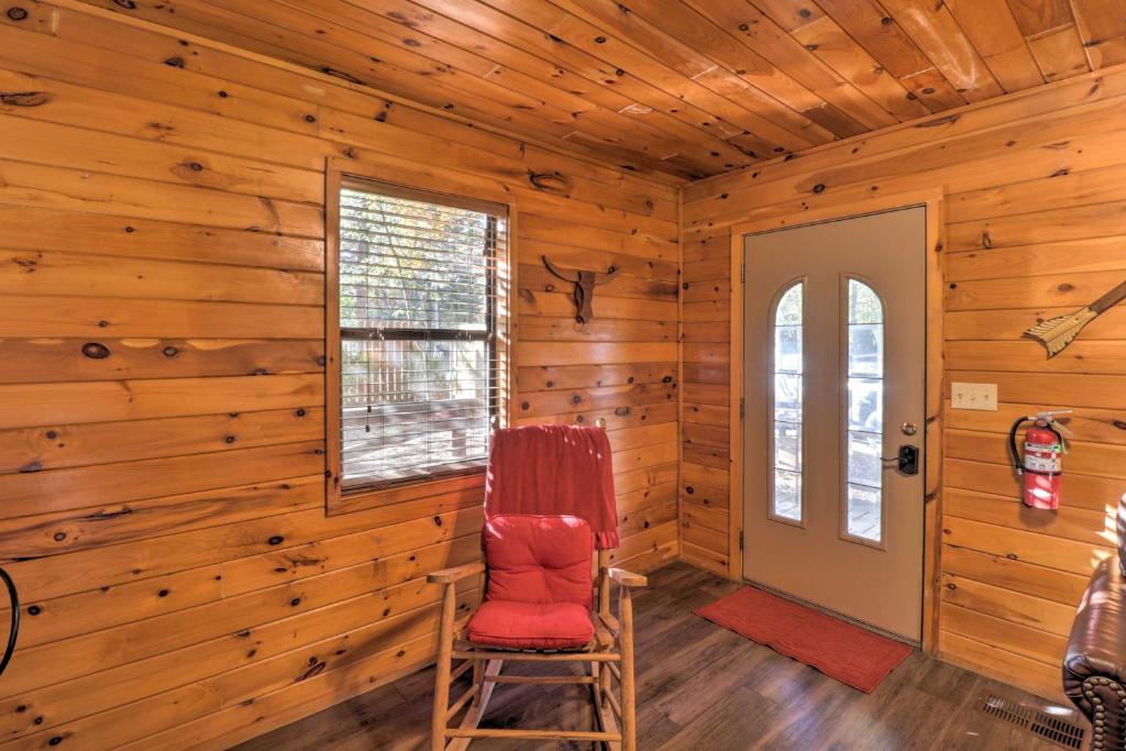 Cozy Cabin with Grill and Spa, 4Mi to Broken Bow Lake! photo 3