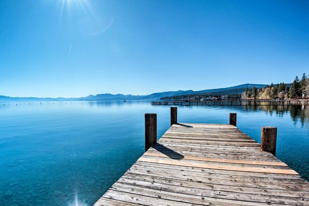 Modern Lakeside Cabin Walk to Dock and Tahoe City photo 2
