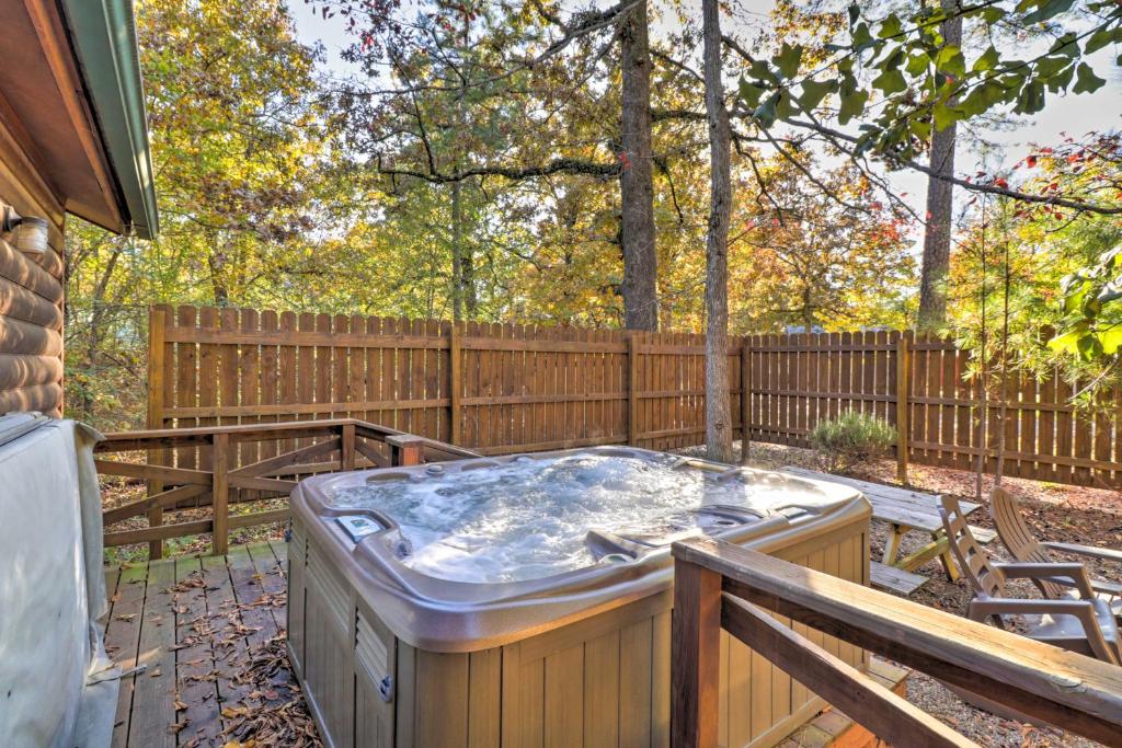 Cozy Cabin with Grill and Spa, 4Mi to Broken Bow Lake! photo 1
