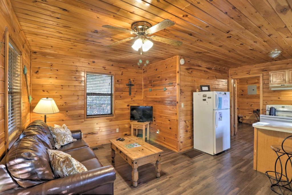 Cozy Cabin with Grill and Spa, 4Mi to Broken Bow Lake! photo 4