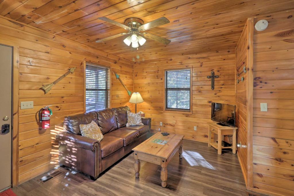 Cozy Cabin with Grill and Spa, 4Mi to Broken Bow Lake!