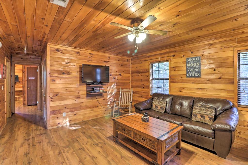 Starstruck Cabin with Spa 4 Mi to Broken Bow Lake! photo 2