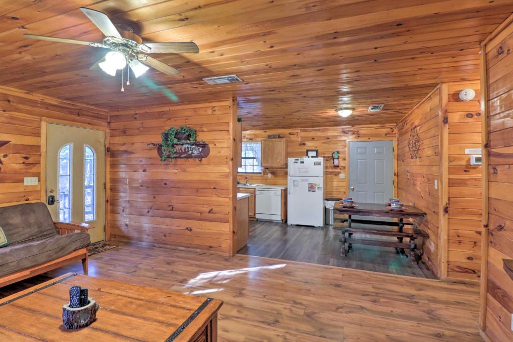 Starstruck Cabin with Spa 4 Mi to Broken Bow Lake! photo 4