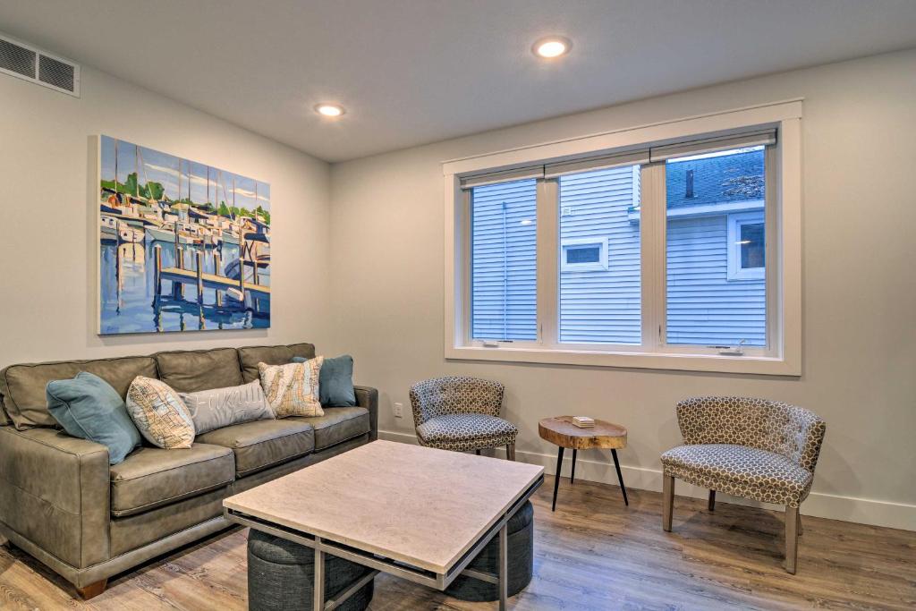 Modern Michigan Condo about 1 Mi to Grand Traverse Bay
