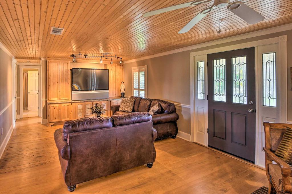 Serving Southern Charm at this Clarkesville House! photo 3