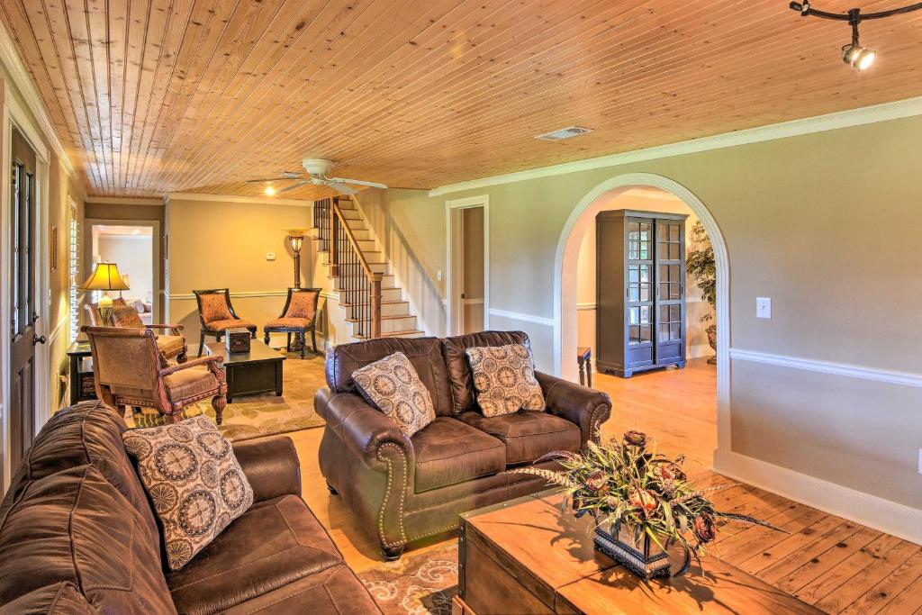 Serving Southern Charm at this Clarkesville House! photo 4