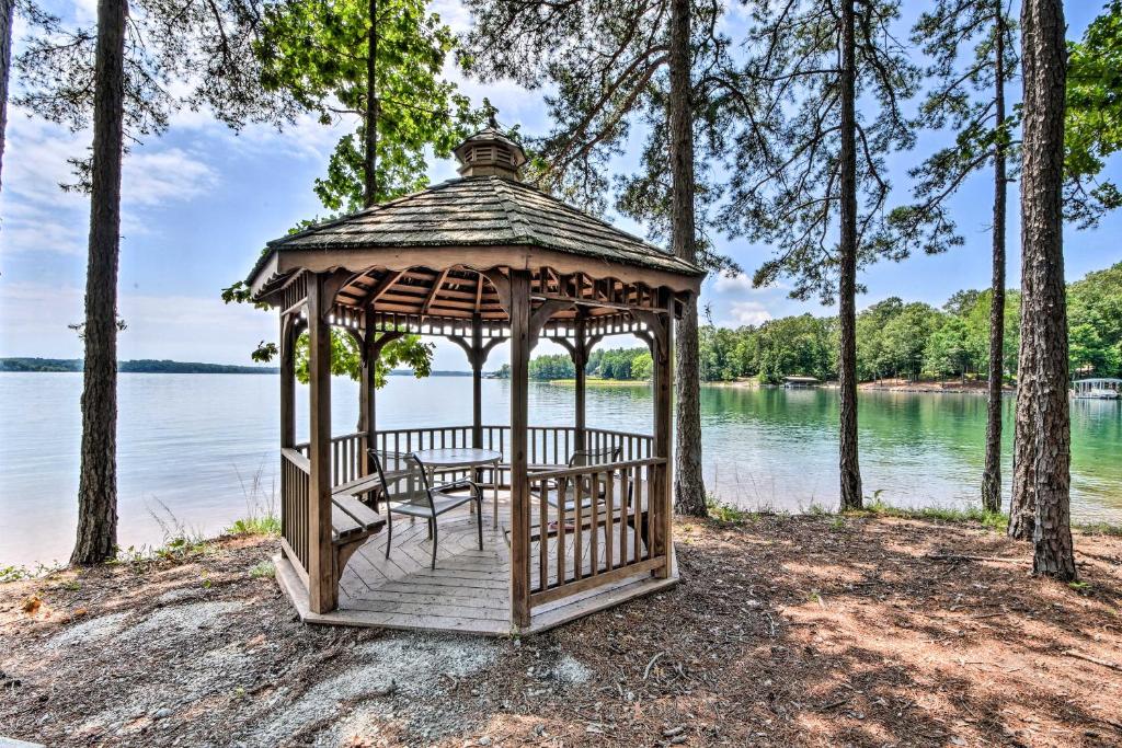 Lake Keowee Resort Condo Pool, Beach, Golf Access photo 2