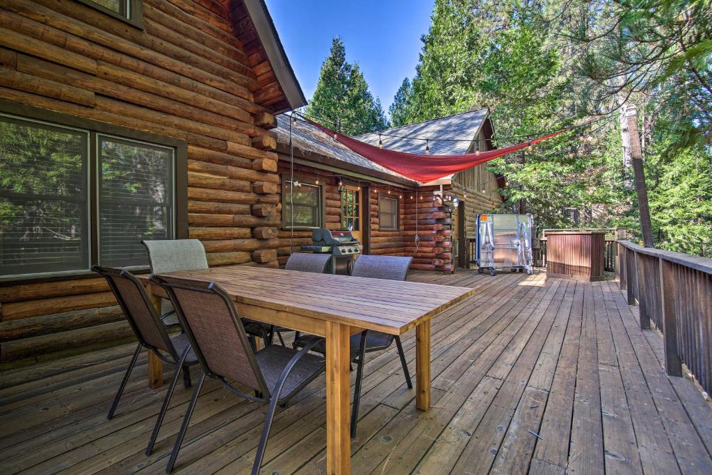 Custom-Built Cabin with Spacious Deck 5 Mi to Hiking photo 2