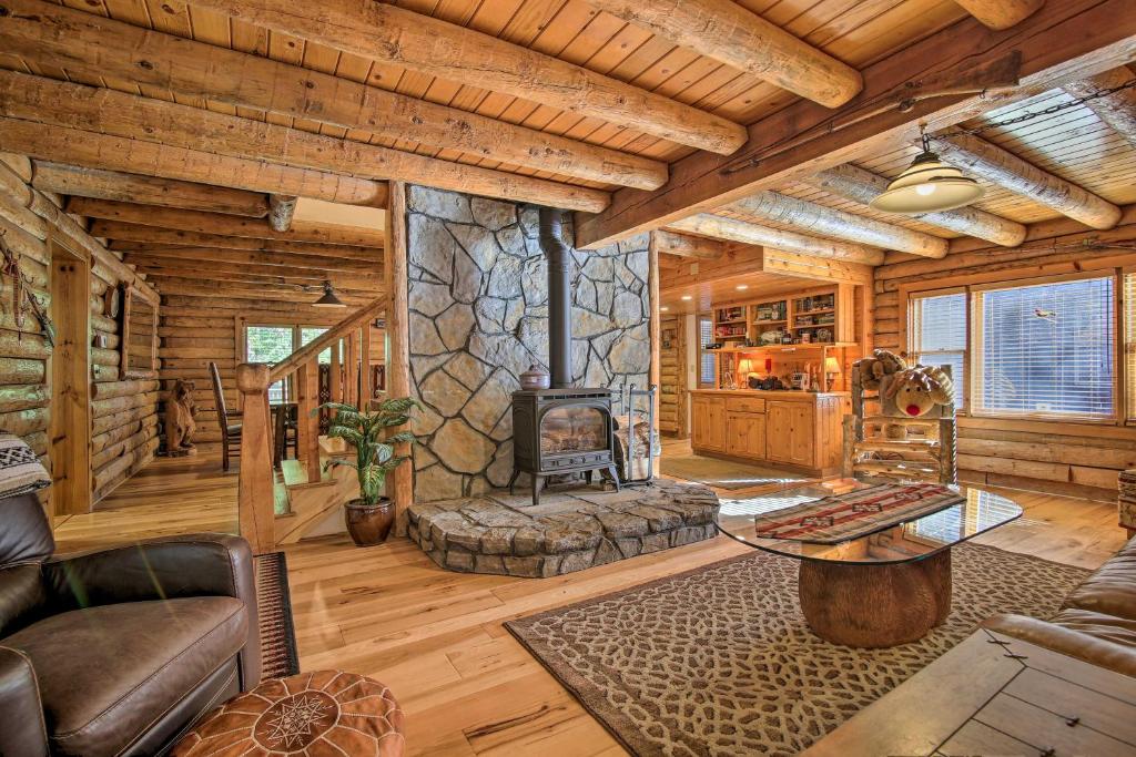 Custom-Built Cabin with Spacious Deck 5 Mi to Hiking photo 3