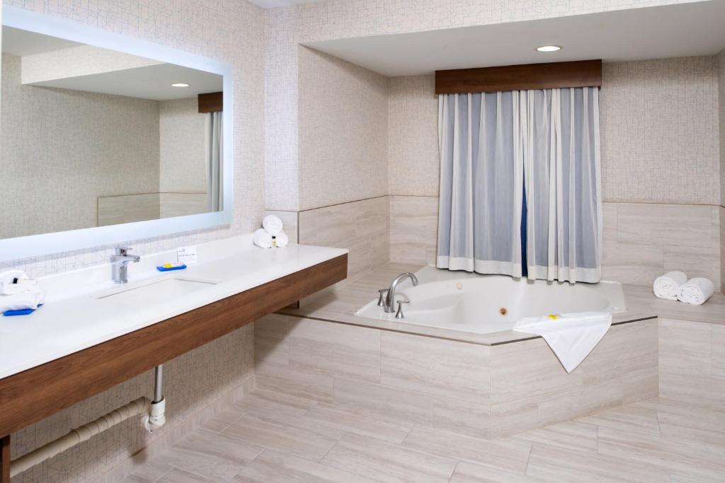 Сьюит (Люкс Feature с кроватью размера «queen-size»), Holiday Inn Express Los Angeles Downtown West, an IHG Hotel