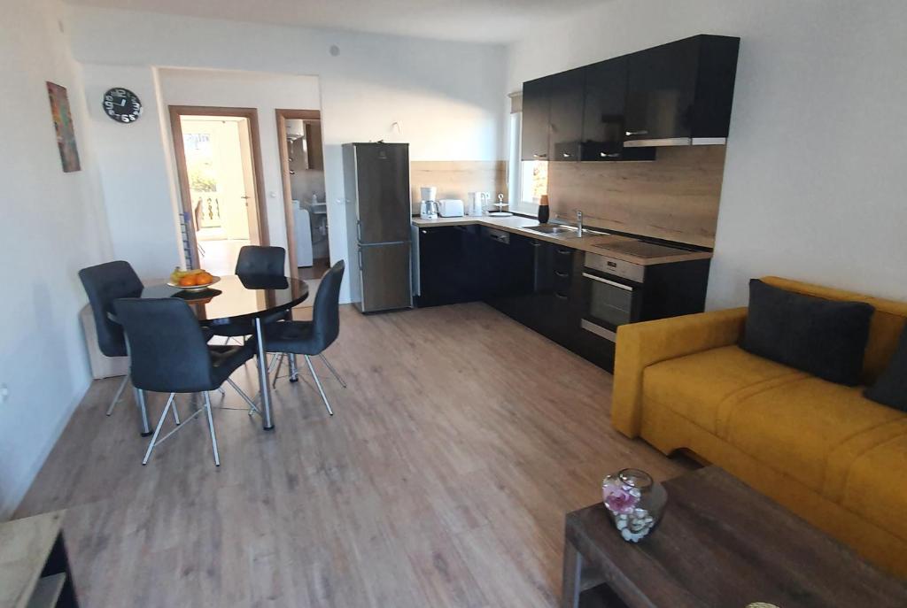Crni apartman photo 1