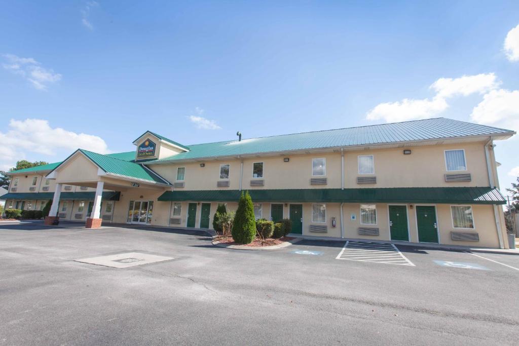 Douglas Inn & Suites photo 4
