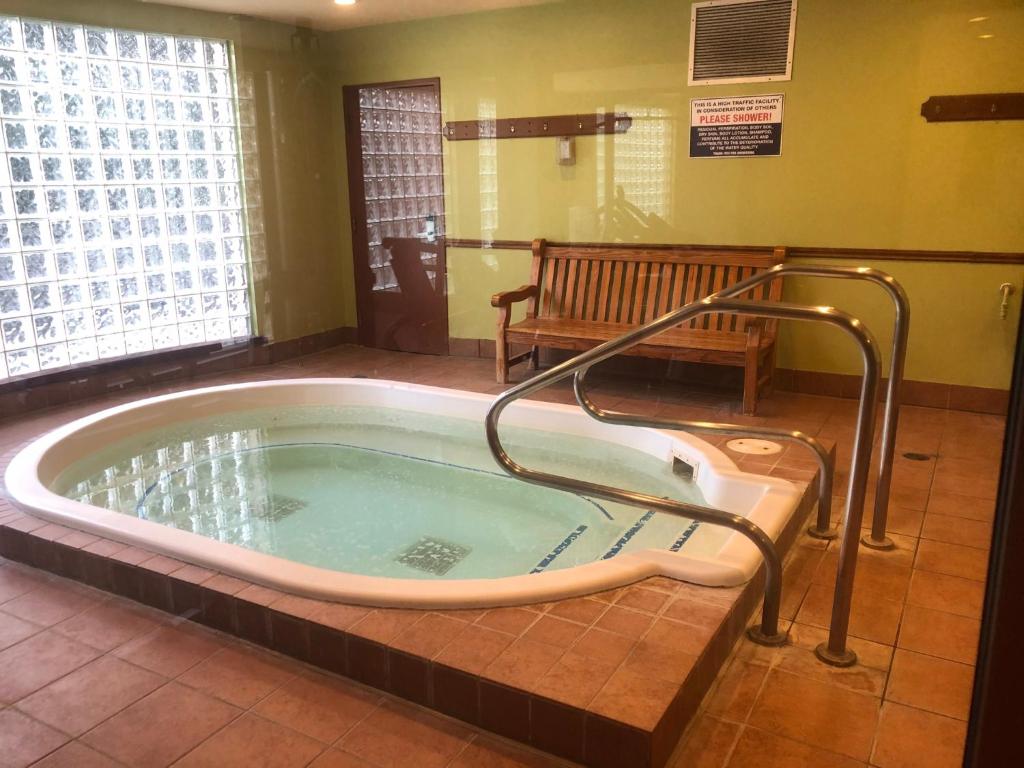 Town Plaza Suites by Golden Dreams photo 2